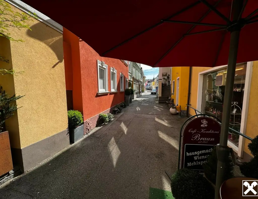 VOLL VERMIETETES, TEILSANIERTES ZINSHAUS