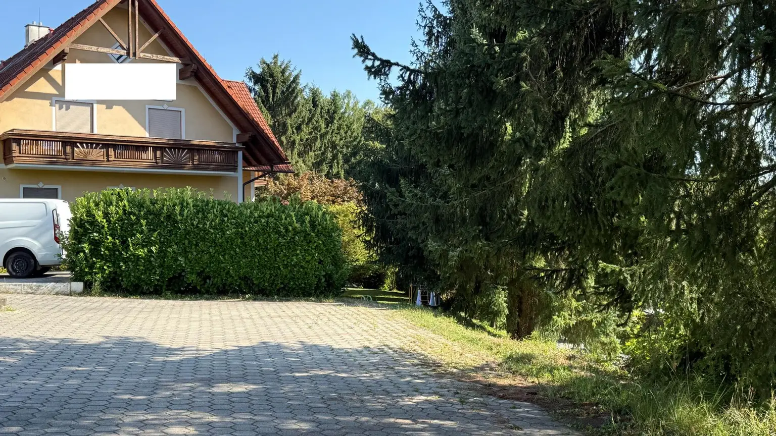 „Wohnen & Wohlfühlen im Hügelland – vielseitige Immobilie mit 8 Gästezimmern & Privatwohnung“