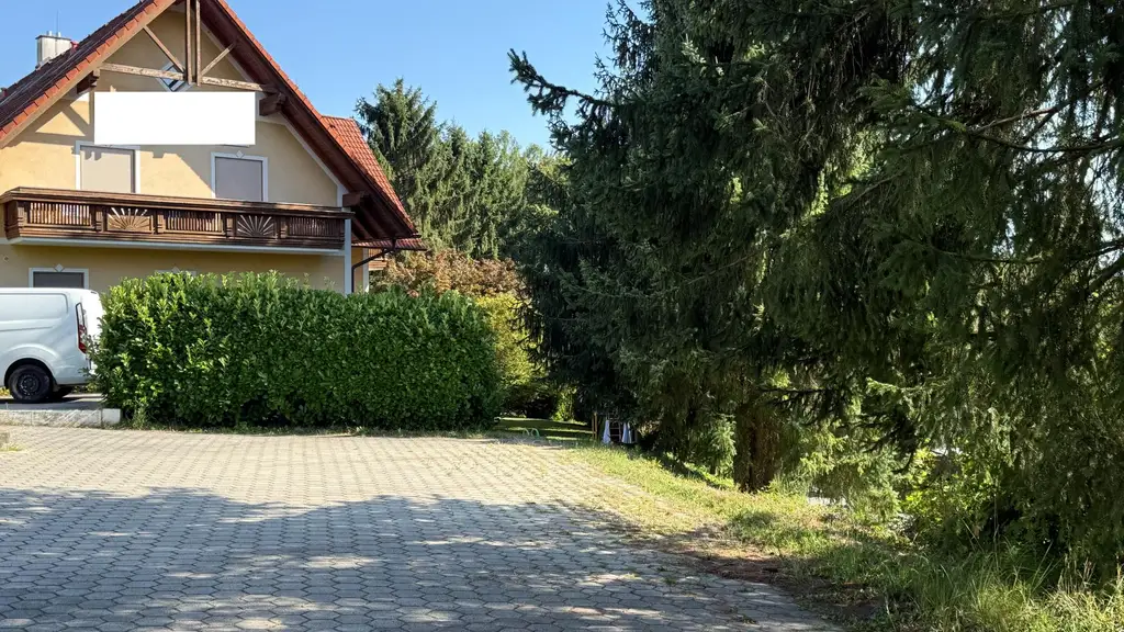 „Wohnen & Wohlfühlen im Hügelland – vielseitige Immobilie mit 8 Gästezimmern & Privatwohnung“