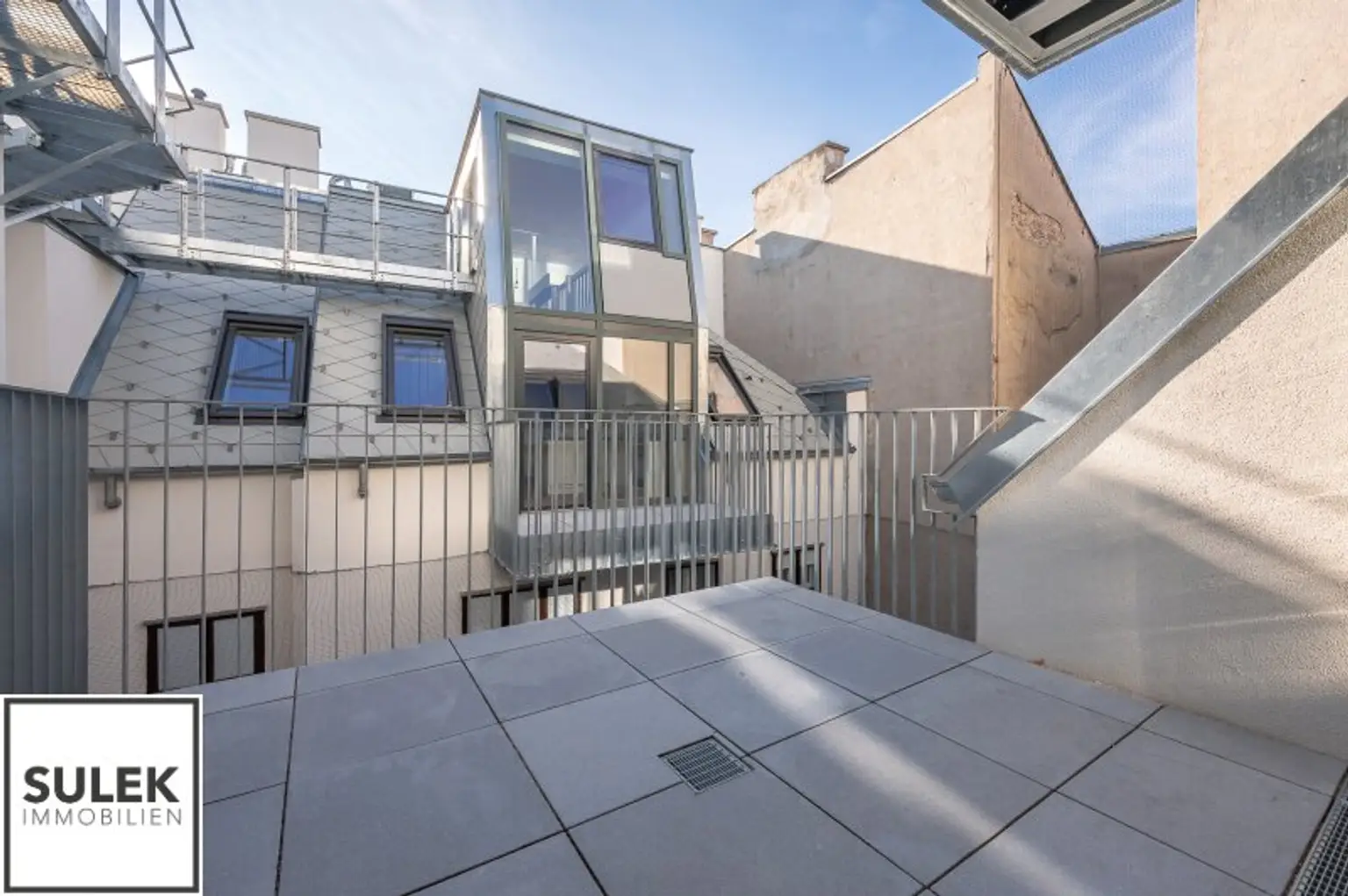 Erstbezug mit weitläufigem & lichtdurchfluteten Wohnbereich, sowie 2 hofseitigen Freiflächen