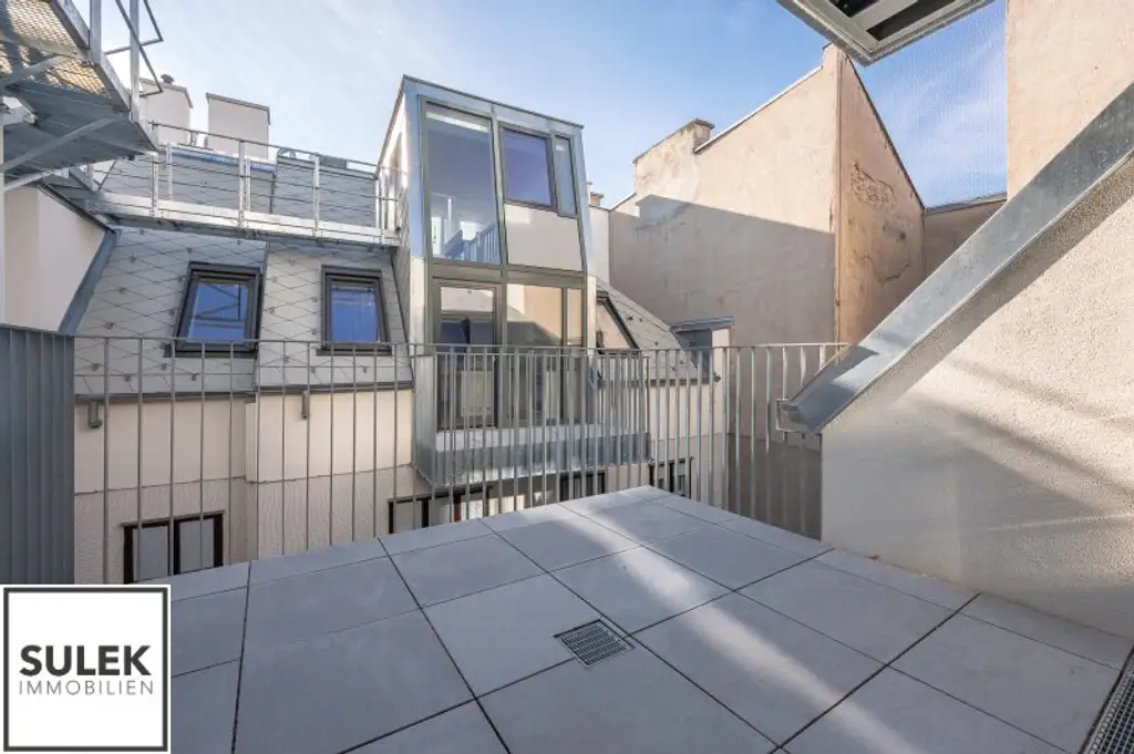 Erstbezug mit weitläufigem & lichtdurchfluteten Wohnbereich, sowie 2 hofseitigen Freiflächen