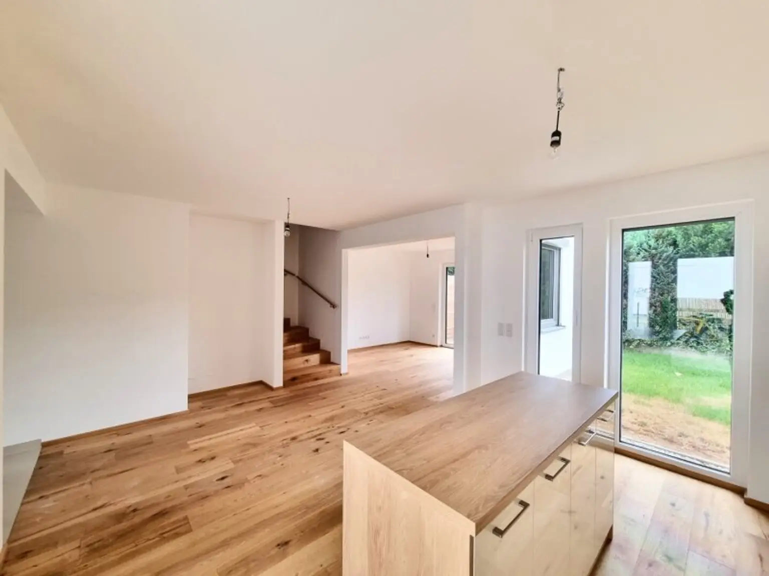 Modernes Eckreihenhaus in TOP-LAGE nahe U6: Erstbezug  mit Garten, Dachterrasse, 5 Zimmern, 2 Bädern – inkl. Küche & Stellplatz