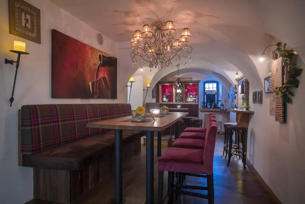 "Wein trifft Kaffee" – Erfolgreiches Lokal mit besonderem Ambiente - zur Sofortübernahme!