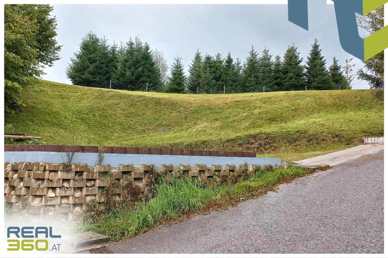 „Harmonisch am Hang gelegen – Naturverbundenheit und Weite inklusive.“