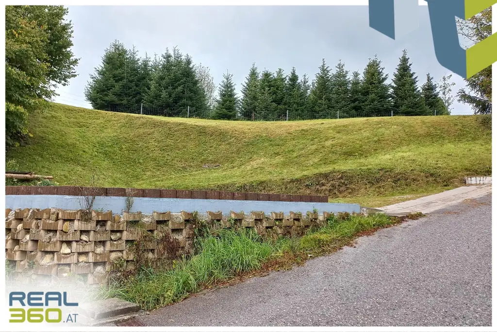 „Harmonisch am Hang gelegen – Naturverbundenheit und Weite inklusive.“