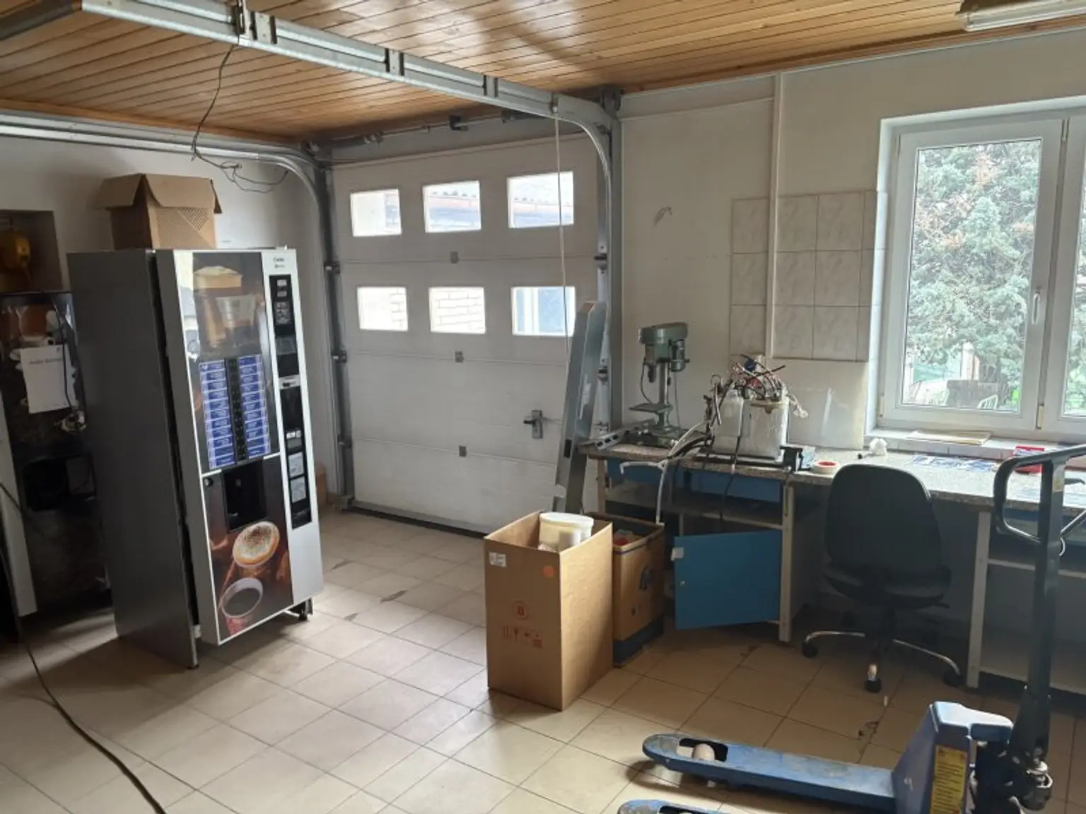 GEWERBEOBEKT MIT RENDITE-MÖGLICHKEIT: BÜRO - LAGER - WERKSTATT - STELLFLÄCHEN