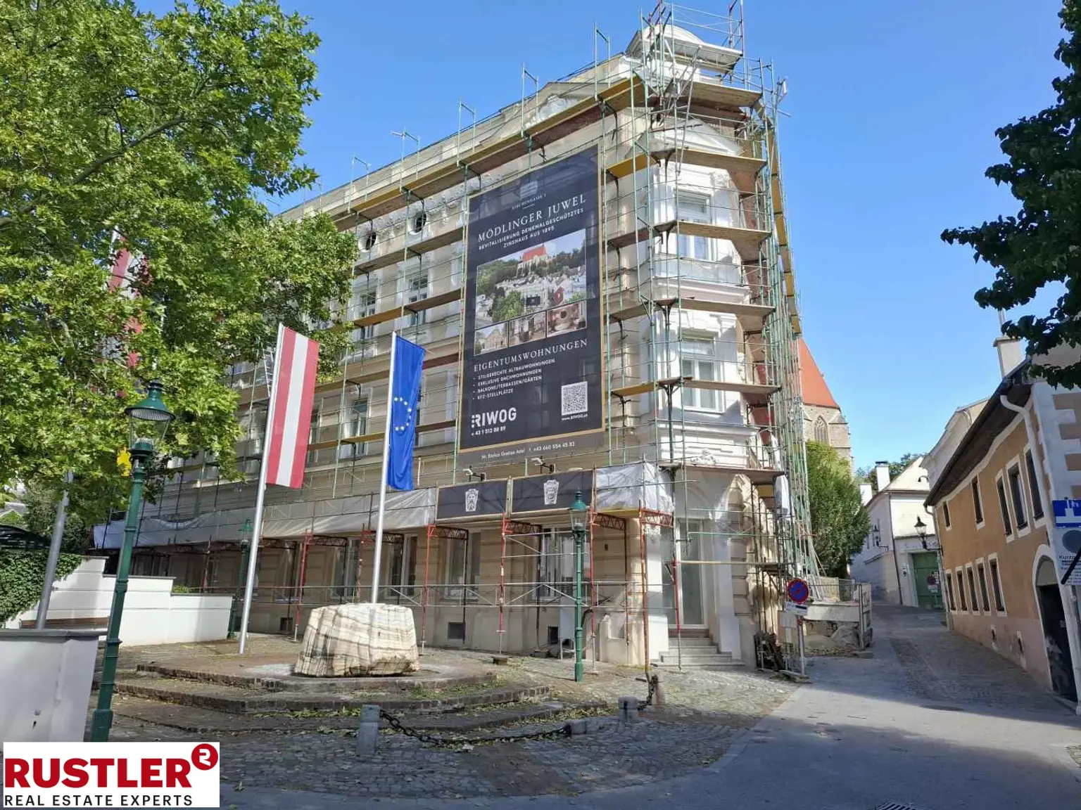 Stil, Größe und ein Blick, der verzaubert 
Stilvolle Altbauwohnung mit Balkon zur St. Othmar Kirche