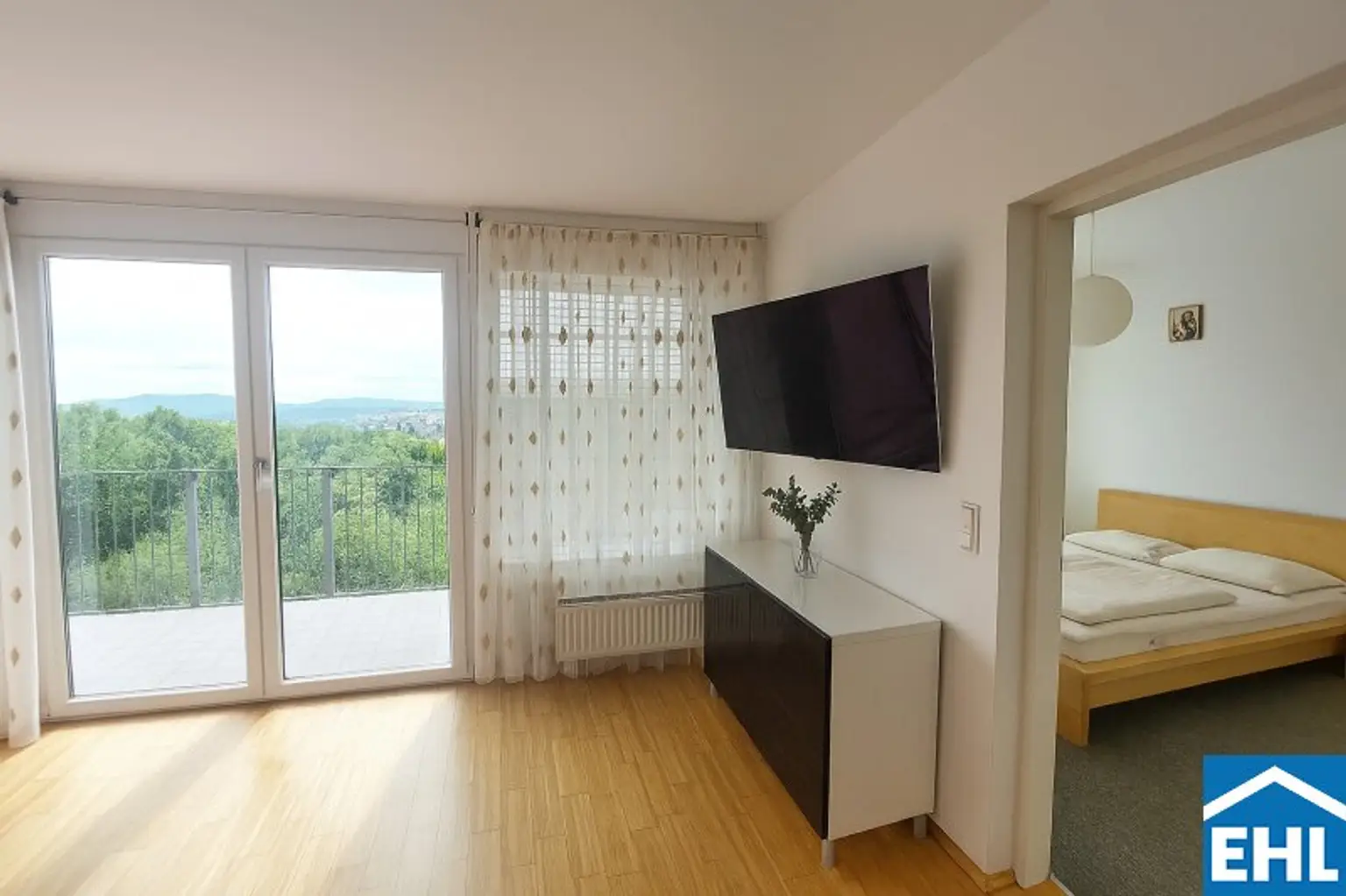 2-Zimmer-Wohnung mit traumhaften Blick ins Grüne und Pool!