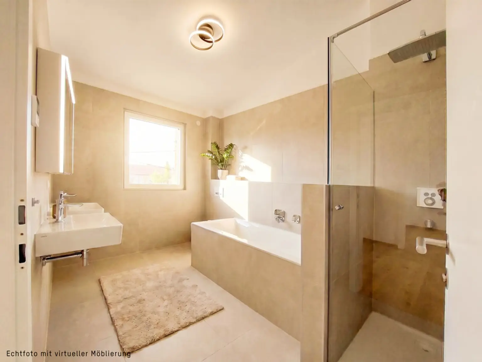 Badezimmer mit Dusche und Badewanne