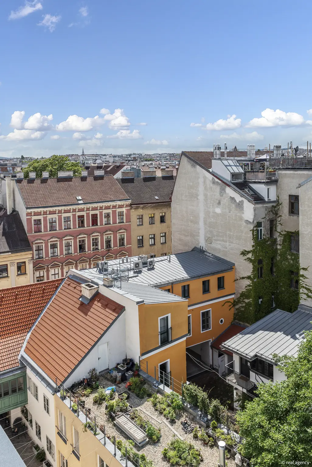 EIN WIENER ALTBAU, ZEITGEMÄSS GEDACHT