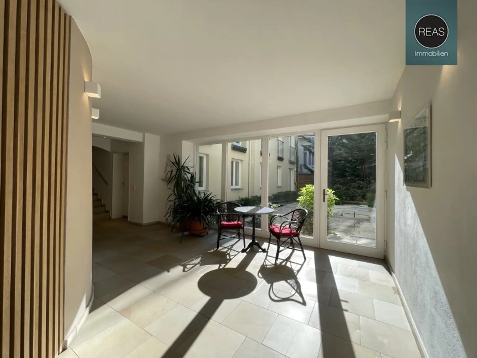 Provisionsfrei: Wunderschönes Apartment mit ruhiger Balkon-Terrasse bei der Orangerie Schönbrunn!