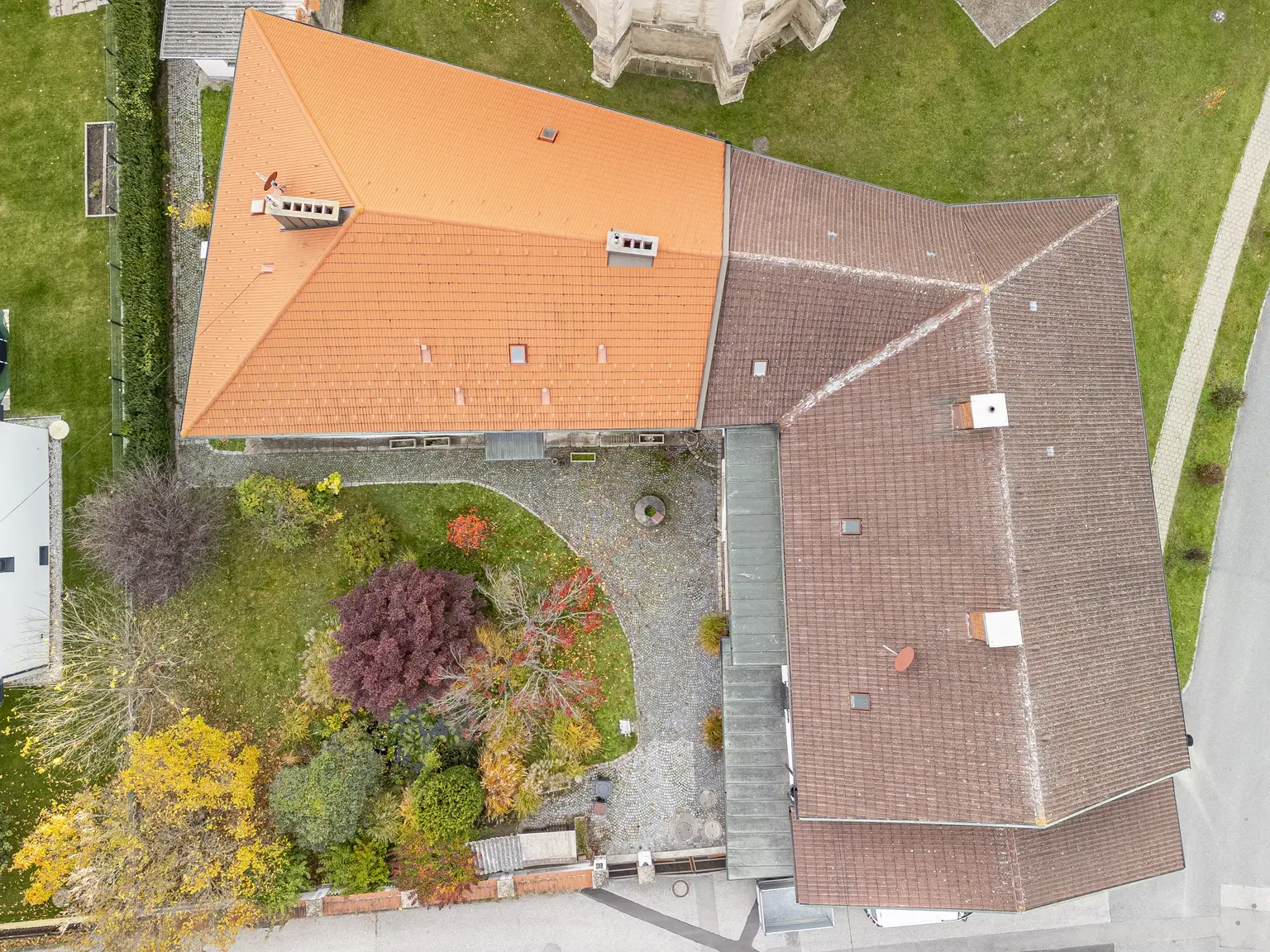 ** Historisches Johanniterhaus am Heldenplatz – mit Innenhof und Gartenbereich **