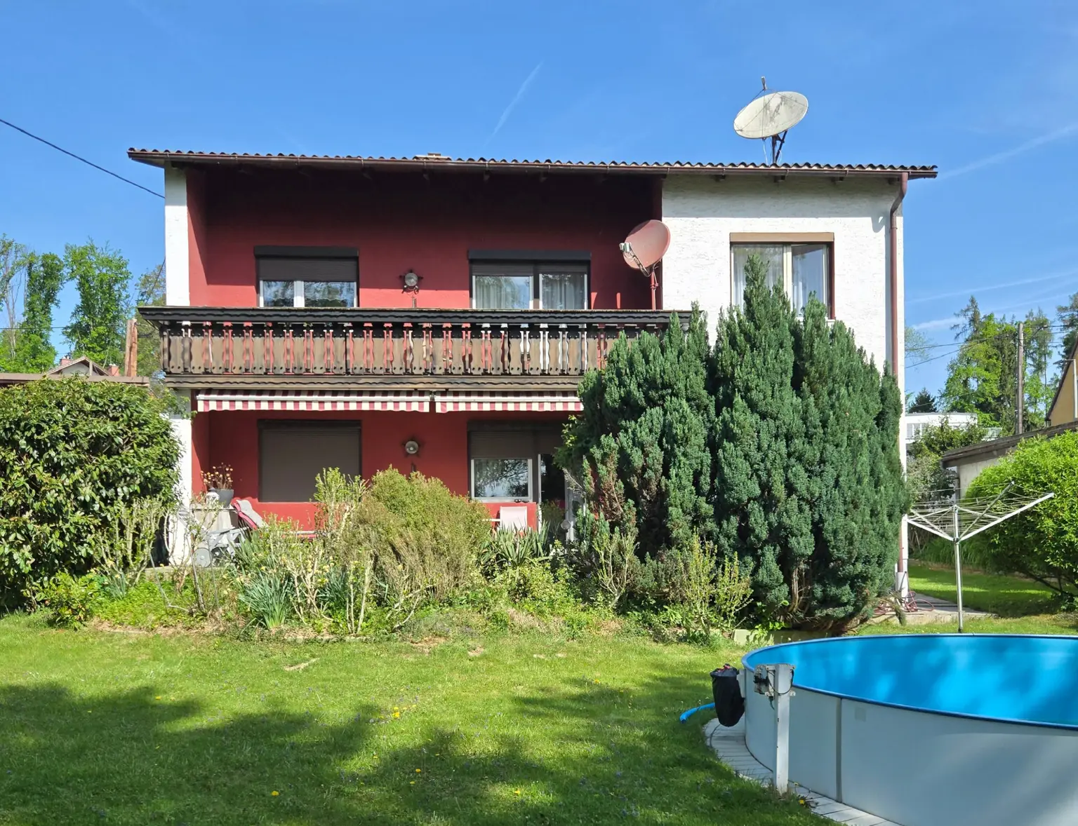 Einfamilienhaus mit Terrasse und Pool im Garten (Süden)