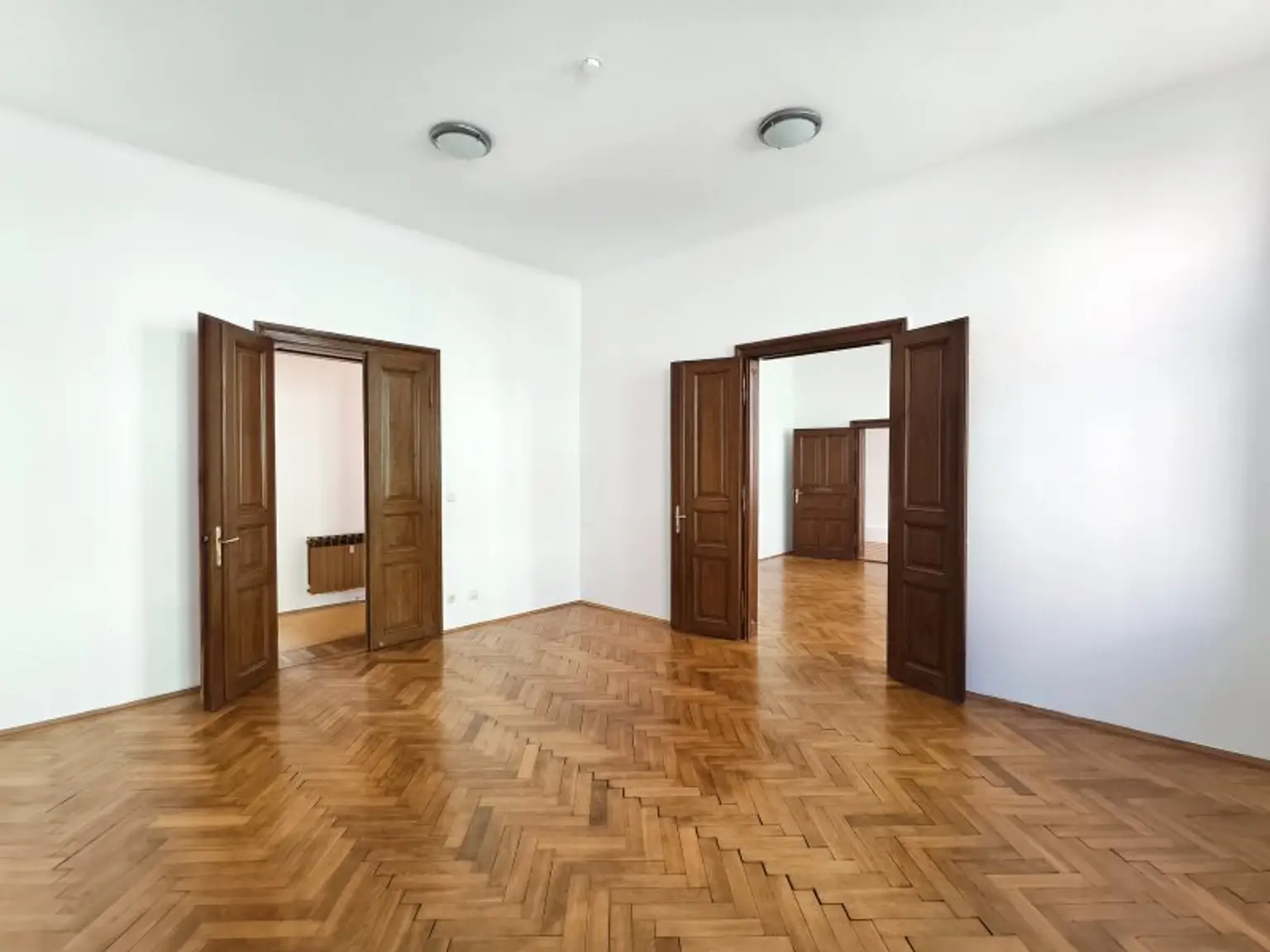zweites großes Zimmer straßenseitig