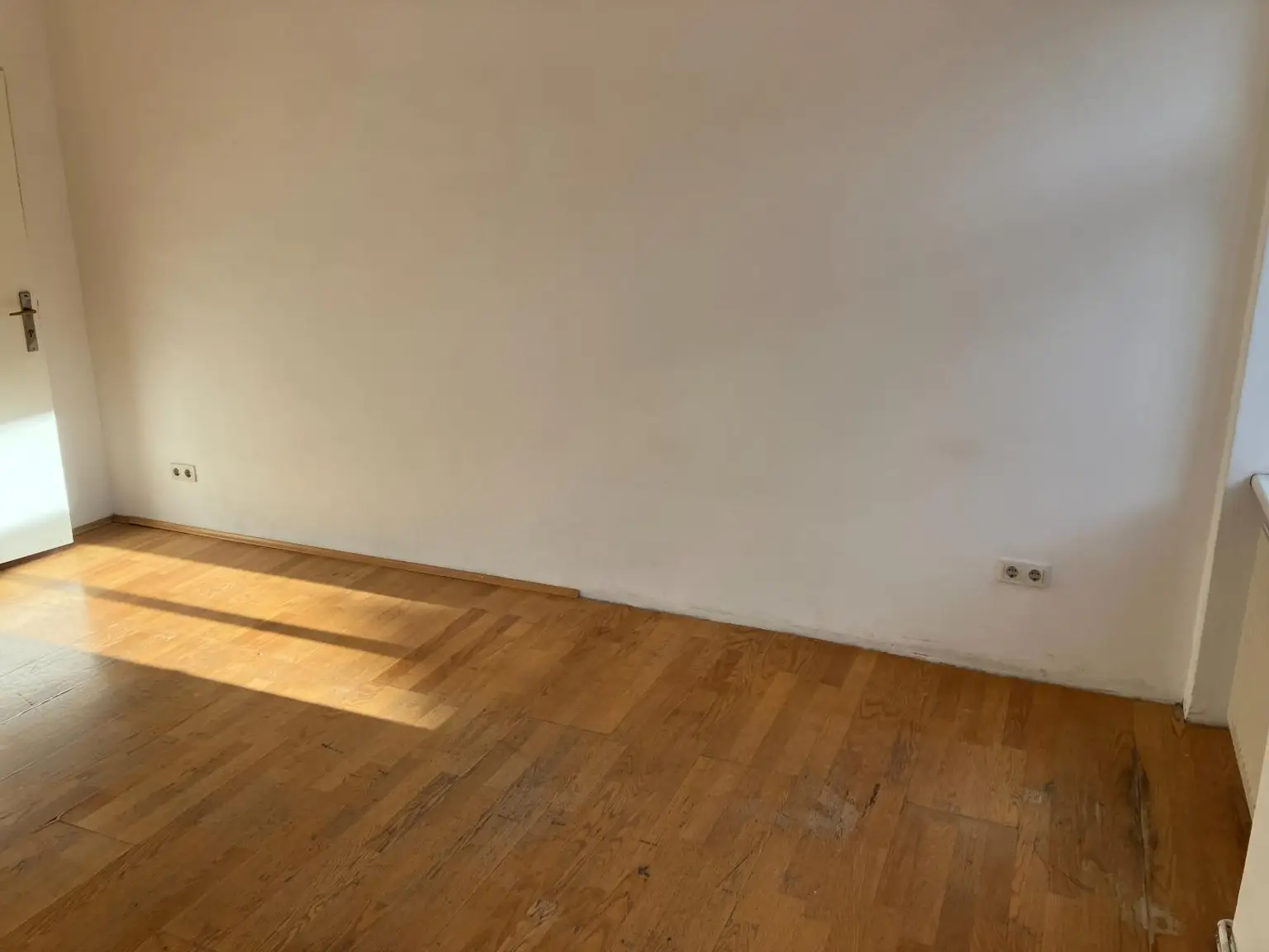 "Under Construction "   Wohnung zum Sanieren.