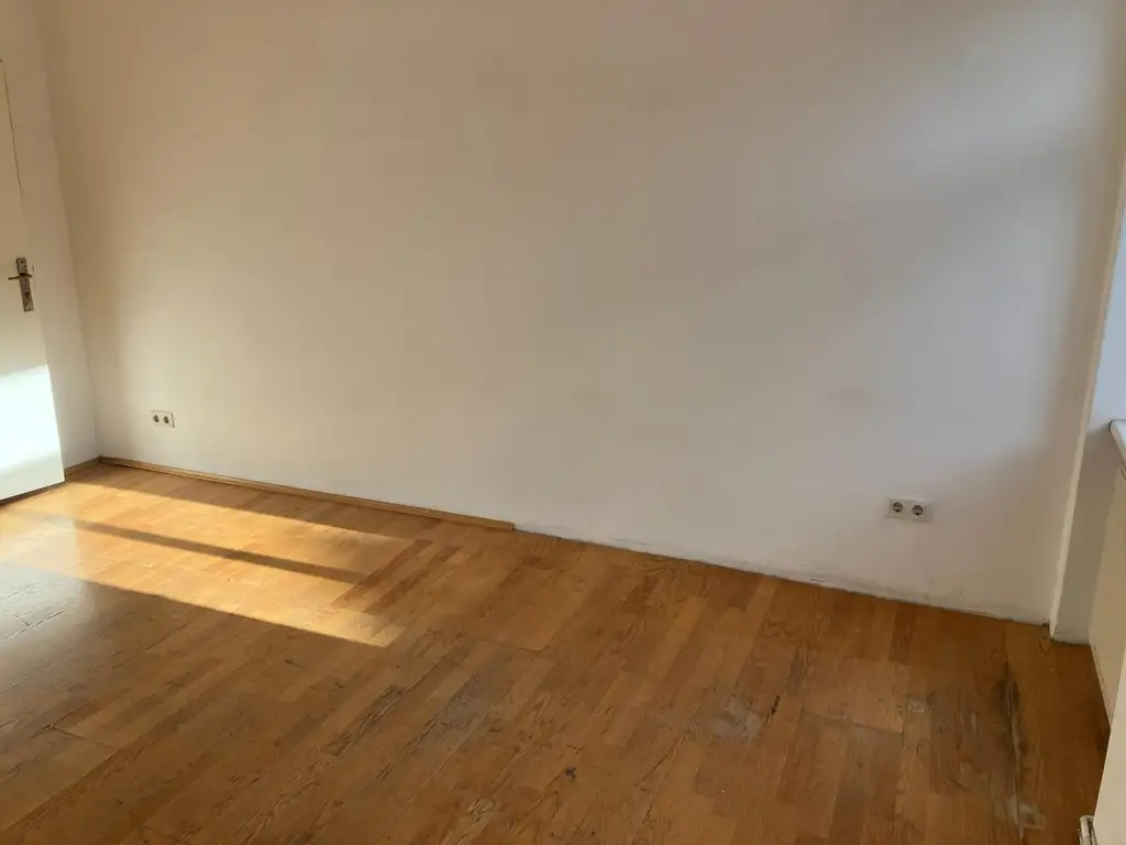 "Under Construction "   Wohnung zum Sanieren.