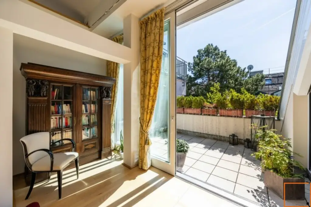 Familiendomizil: Penthouse mit Ateliercharakter, großen Terrassen und Grünblick