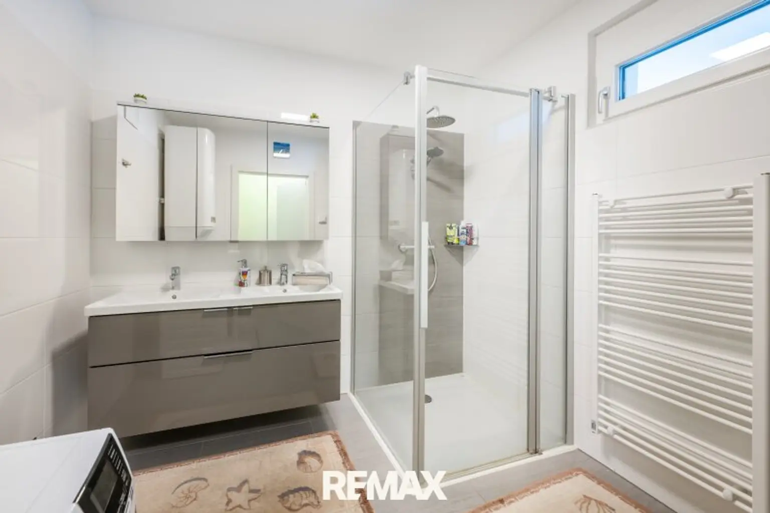 Modernes Badezimmer