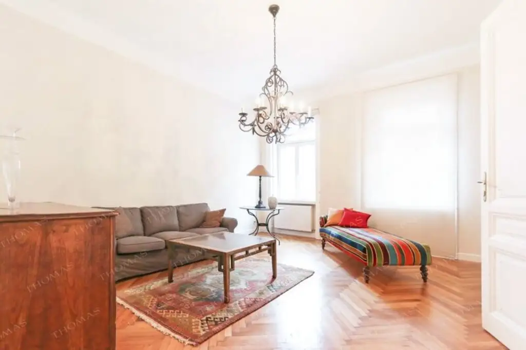 Elegant & zentral – Exklusiv möblierte Altbauwohnung im Servitenviertel