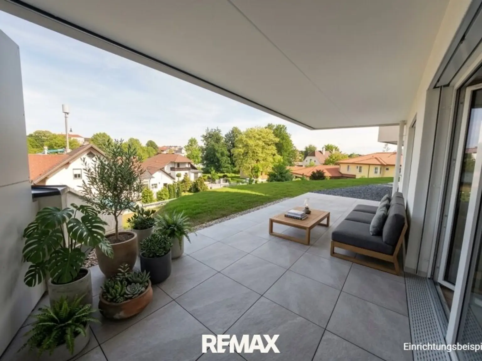 Terrasse und Garten mit Ausblick, Einrichtungsbeispiel