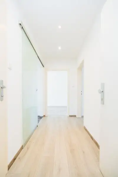 HIGHLIGHT I OBERSTE ETAGE MIT LIFT I MODERNISIERT I KOMFORT-DUSCHE I DESIGN-KÜCHE INKLUSIVE I ZENTRAL & BAHNHOFNAH I HAUSTIER-TAUGLICH I MODERNES WOHNGEFÜHL I OPTIMALE RAUMNUTZUNG I PROJEKT WOHNEN