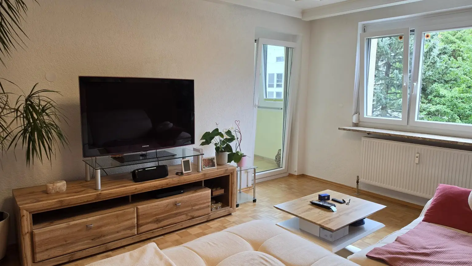Wohnbereich mit Zugang zur Loggia