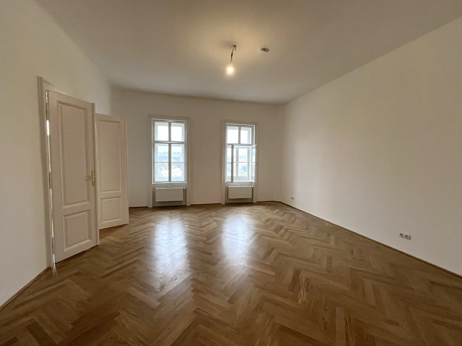 GENERALSANIERT: Klimatisierte 4-Zimmer-Wohnung mit fantastischer Stadtaussicht / Air-conditioned 4-room flat with fantastic city view