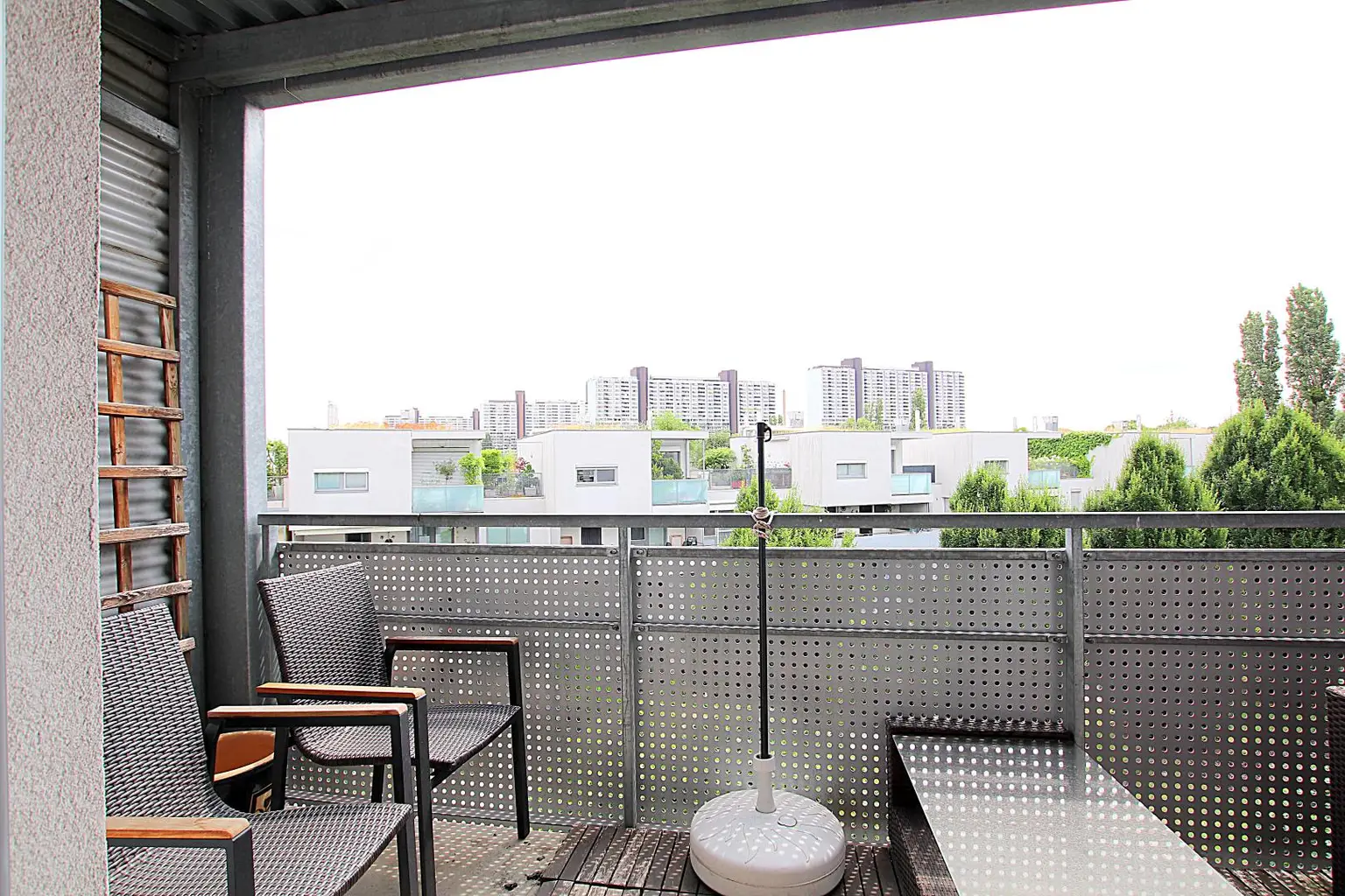 Perfekte 3-Zimmer Wohnung mit Balkon und Garagenplatz, ruhig, vollmöbliert
