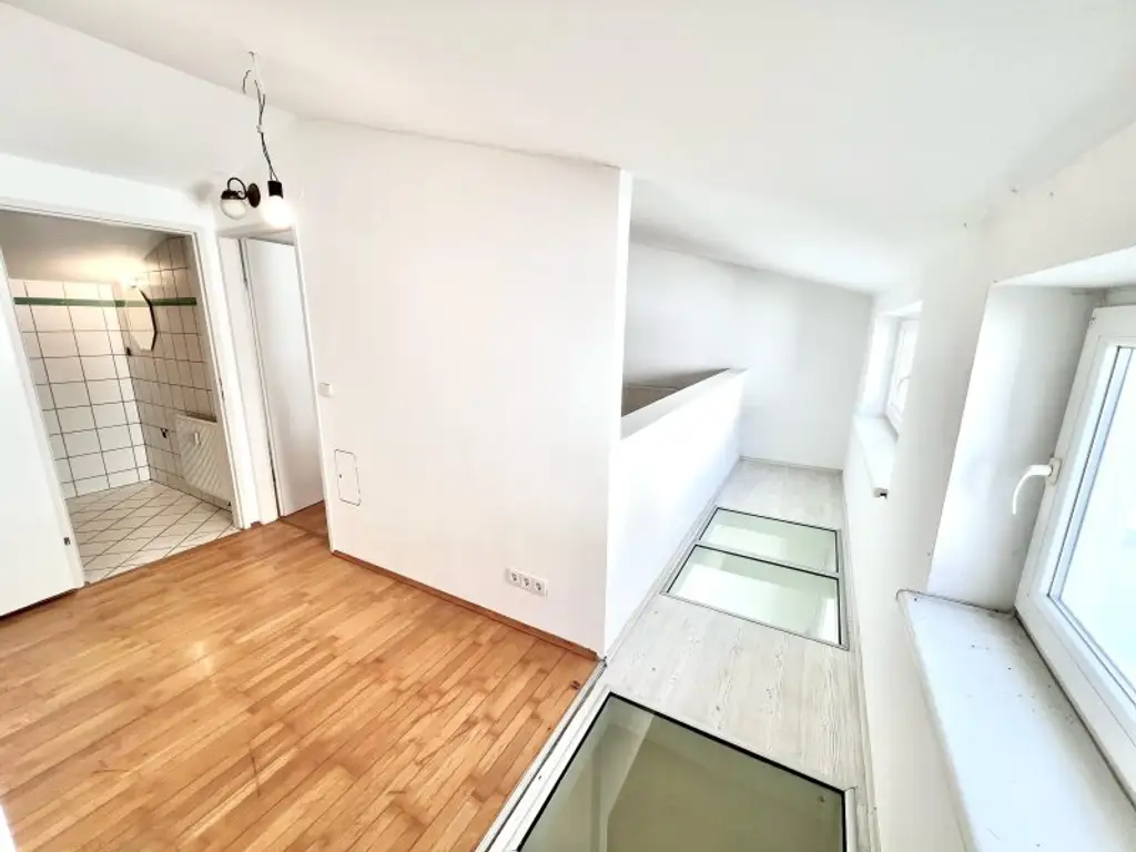Maisonette-Traum auf zwei Ebenen – Terrasse, Galerie, Tiefgarage & perfekte Anbindung I Fernwärme  !