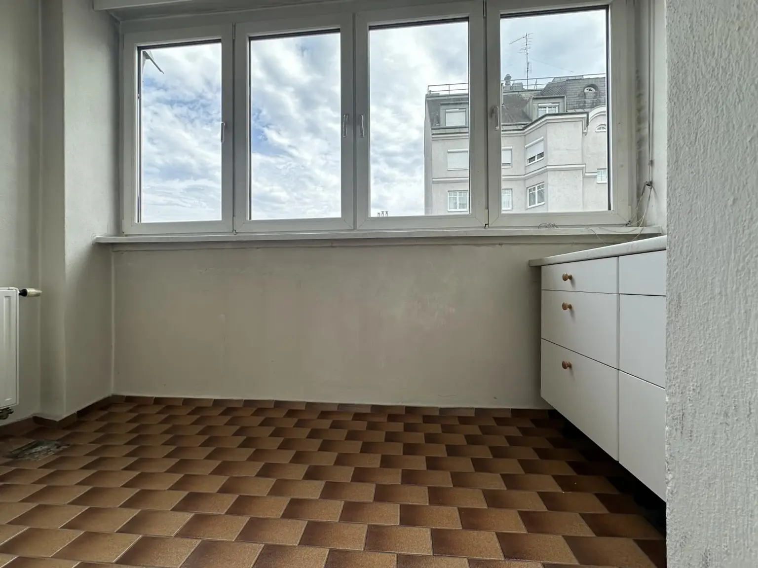 verlgaste Loggia Straßenseitig