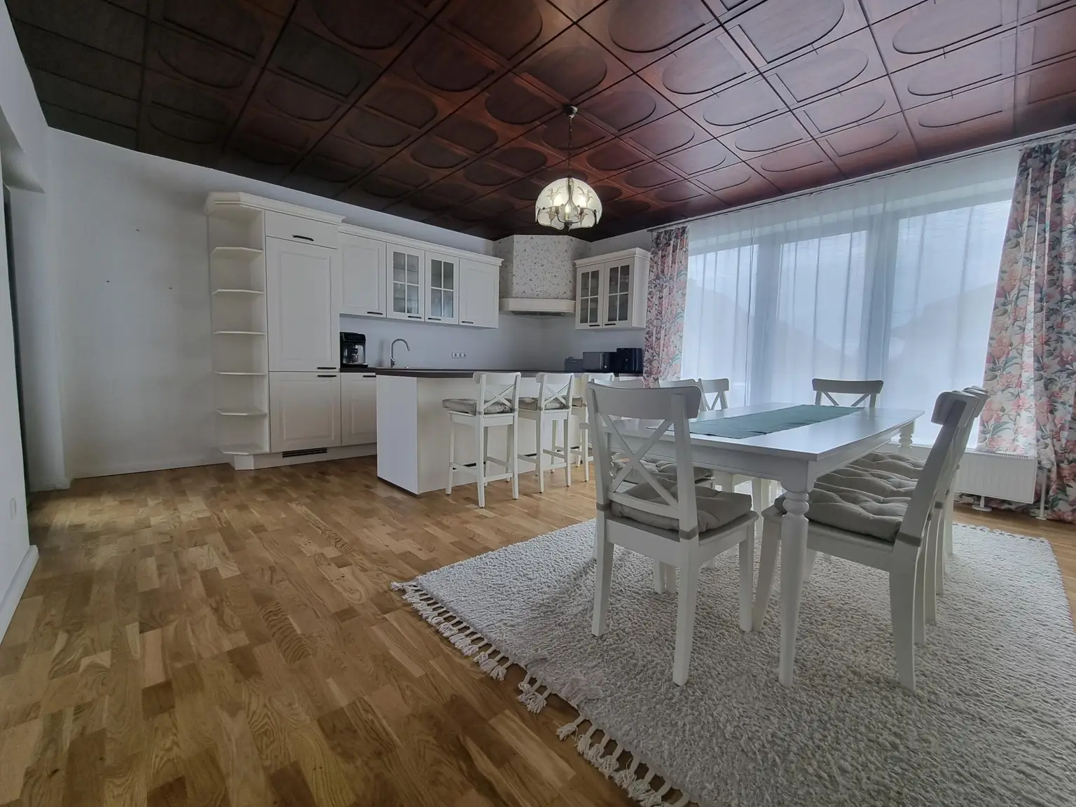 LIEBEVOLLER BUNGALOW MIT GEPFLEGTEM GARTEN IN TRAUMHAFTER RUHELAGE