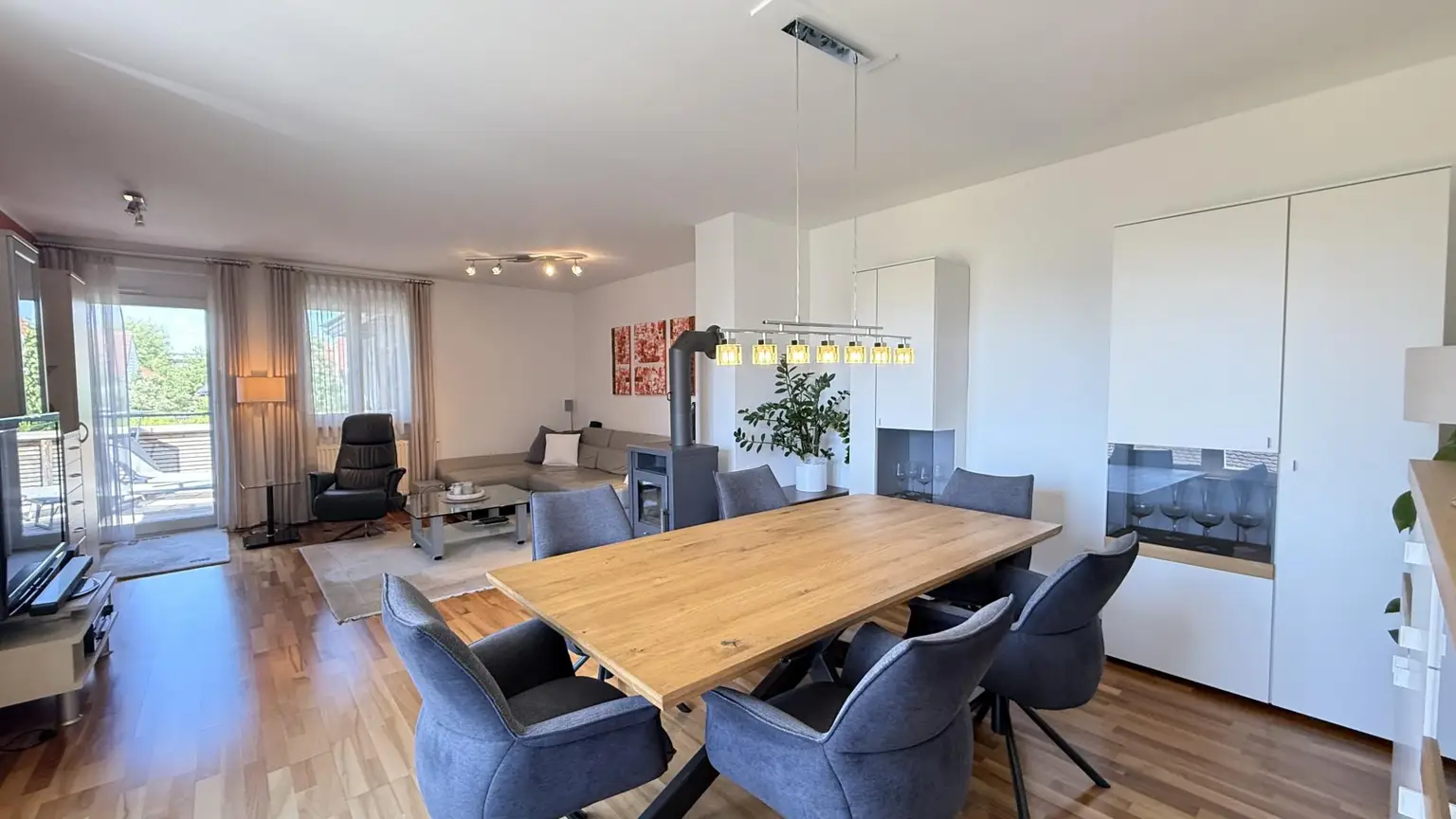 Wohnbereich mit Terrasse und Zugang zum Garten im