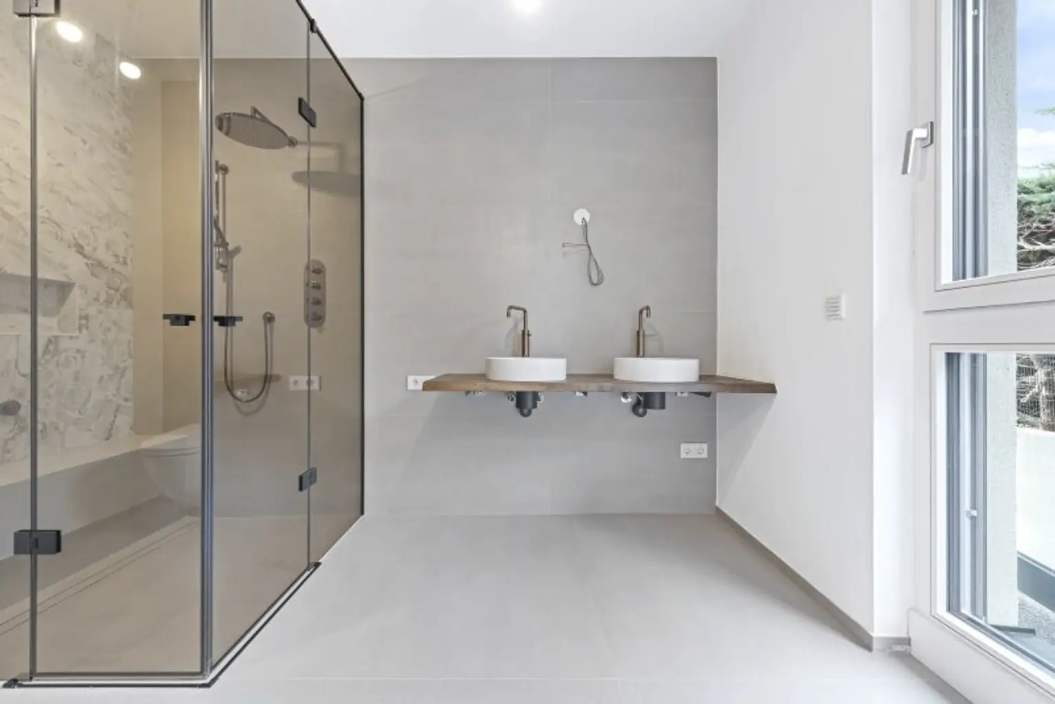 EXKLUSIVE GARTENWOHNUNG IN HIETZING MIT SALZWASSER-POOL UND SAUNA