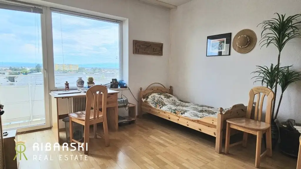 Fast wie ein Penthouse der 70er Jahre - großzügige Wohnung mit 4 Zimmern und drei Loggien - Garage inklusive