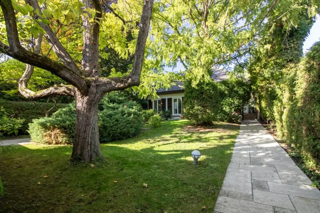 Familienheim mit Privatsphäre - Elegantes Wohnen in Harmonie mit der Natur