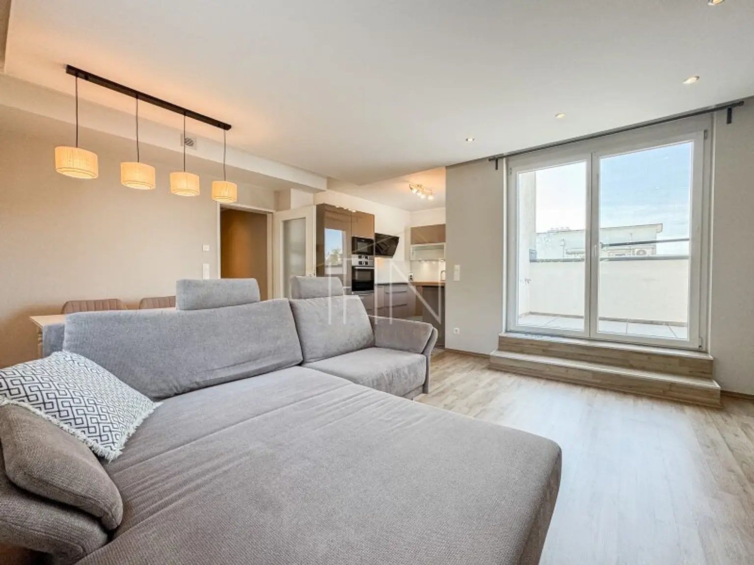 Moderne, sonnige 3-Zimmer-Wohnung mit 50m² Dachterrasse