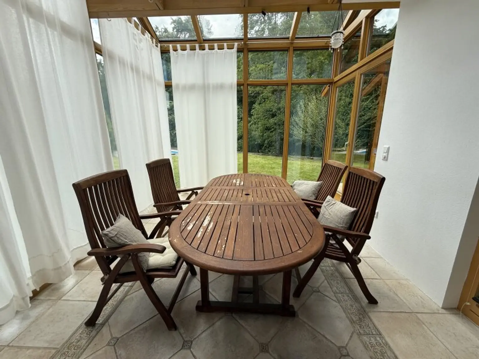 Möbliertes Einfamilienhaus mit Garten, Pool und Sauna