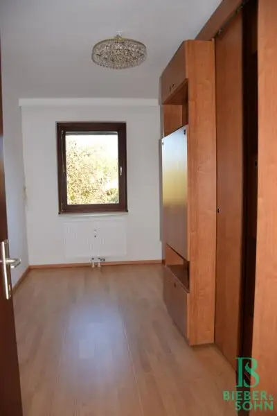 Eleganter "Retro-Style" - Großzügige, sonnige, ruhige Wohnung mit Süd-Loggia! 2 Garagenplätze!
