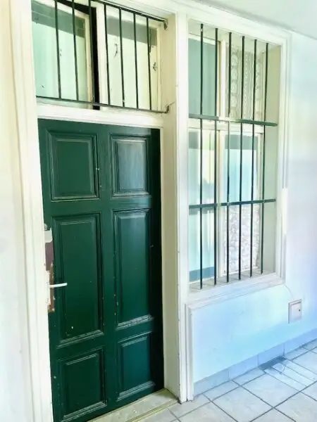 INNENSTÄDTISCHE - 3-Zimmer WOHNUNG -RENOVIERUNGSBEDÜRFTIG- mit sehr viel Potenzial - in Top Lage Wiens beim NASCHMARKT - Nähe KARLSPLATZ!