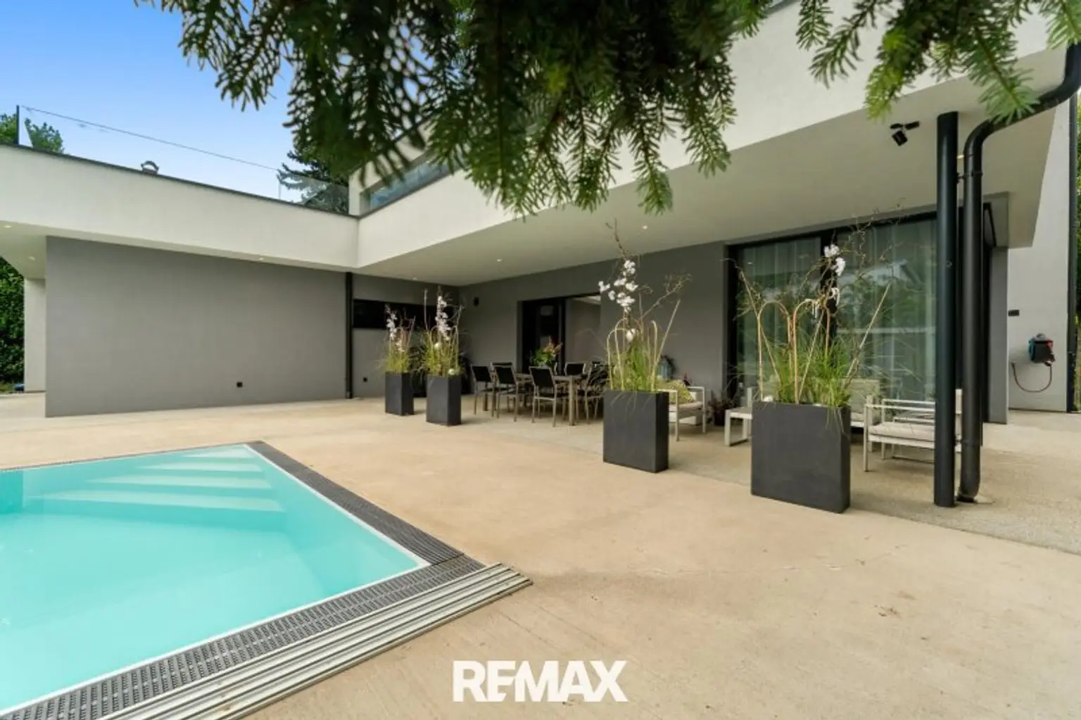 Beeindruckende Designer-Villa mit Pool und Poolhaus zum Soforteinzug!