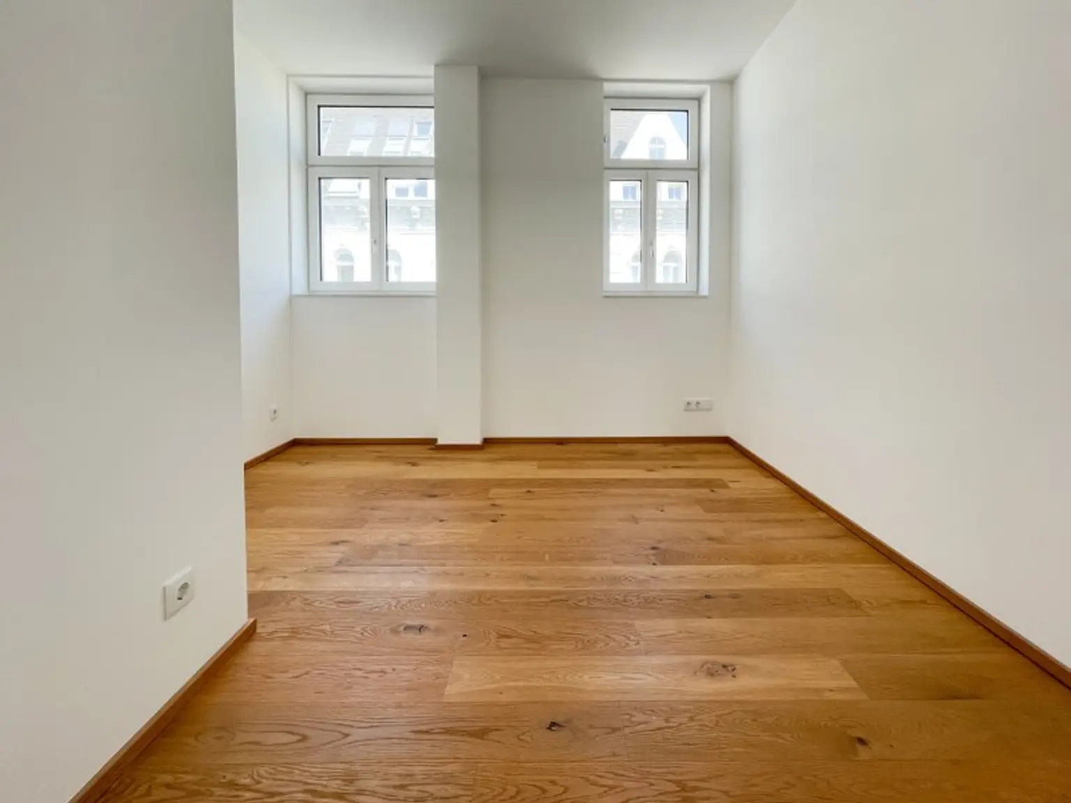 NÄHE NASCHMARKT: DG-AUSBAU IM ALTBAU - U4 Pilgramgasse - 3-Zimmerwohnung mit hofseitigem Balkon