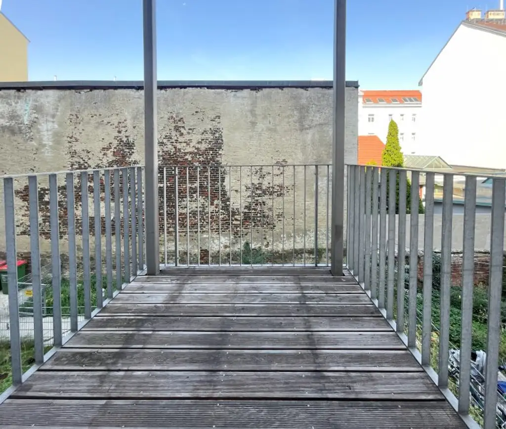 ALTBAUWOHNUNG MIT HOFSEITIGEM BALKON: 3 Zimmer inkl. Küche