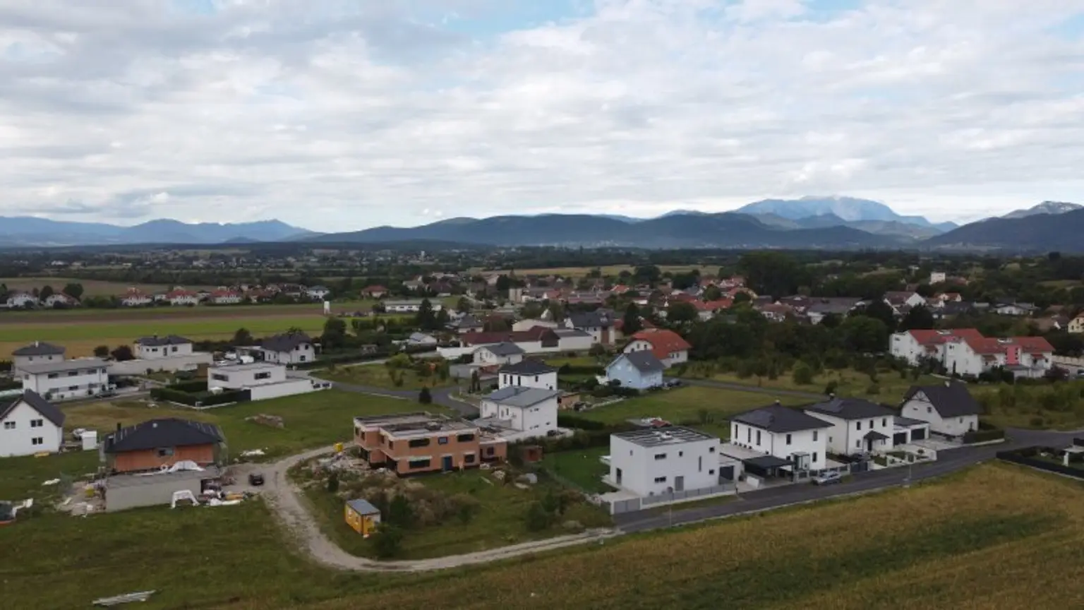 Den Traum eines eigenen Hauses einen weiteren Schritt näher kommen -  Eckrundstück in ruhiger Lage mit Grünblick