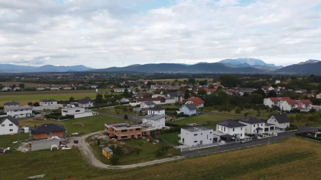 Den Traum eines eigenen Hauses einen weiteren Schritt näher kommen -  Eckrundstück in ruhiger Lage mit Grünblick