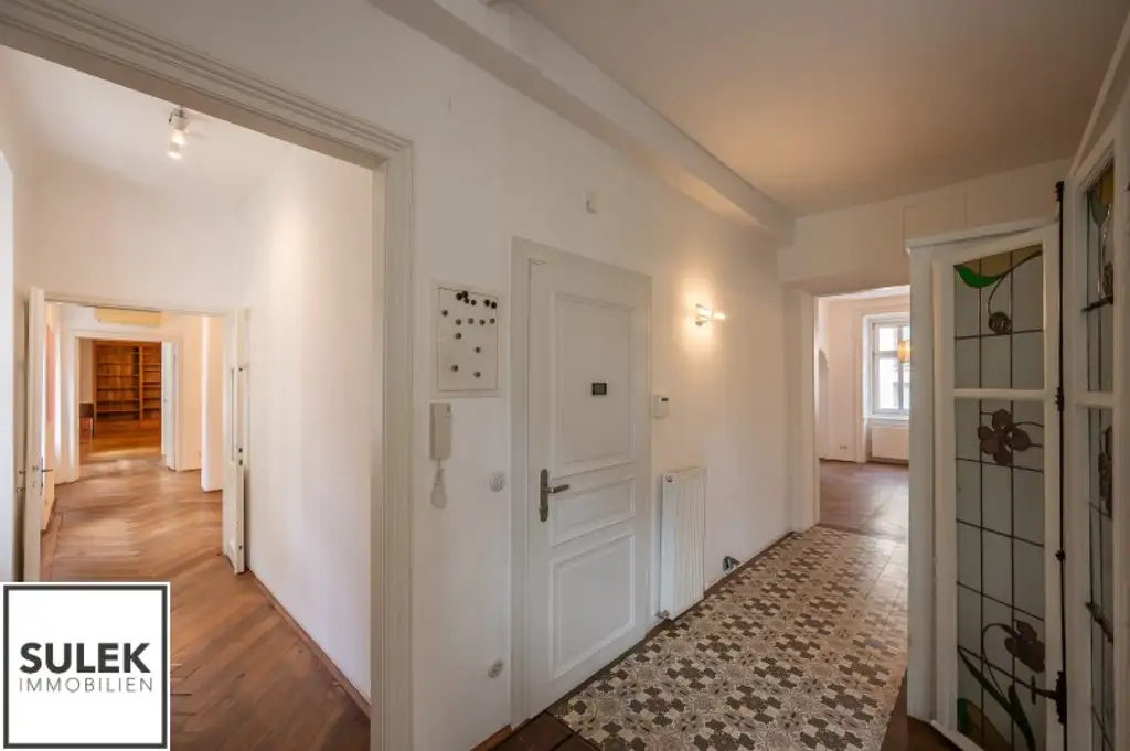 Rarität in der Wehrgasse: großzügige, sanierte Altbauwohnung mit Terrasse ab 01/26 unbefristet mieten!