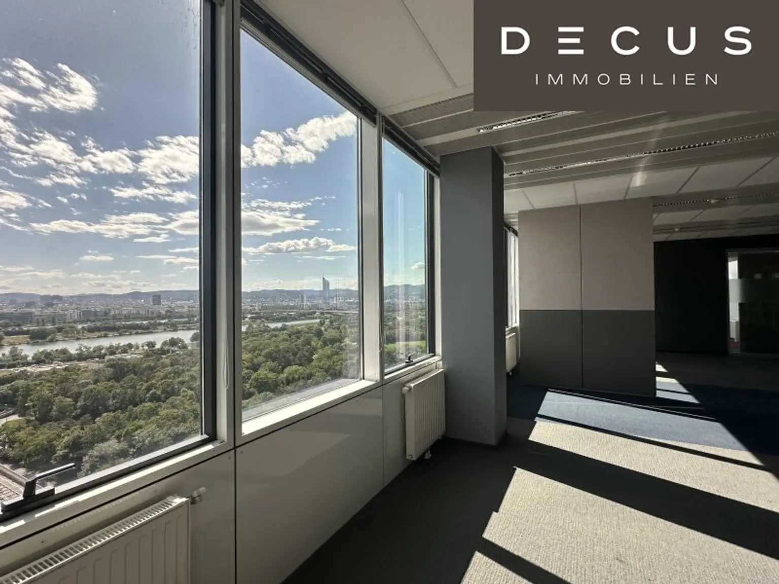 + + + BÜROS MIT AUSBLICK + + + IM SATURN TOWER + + +