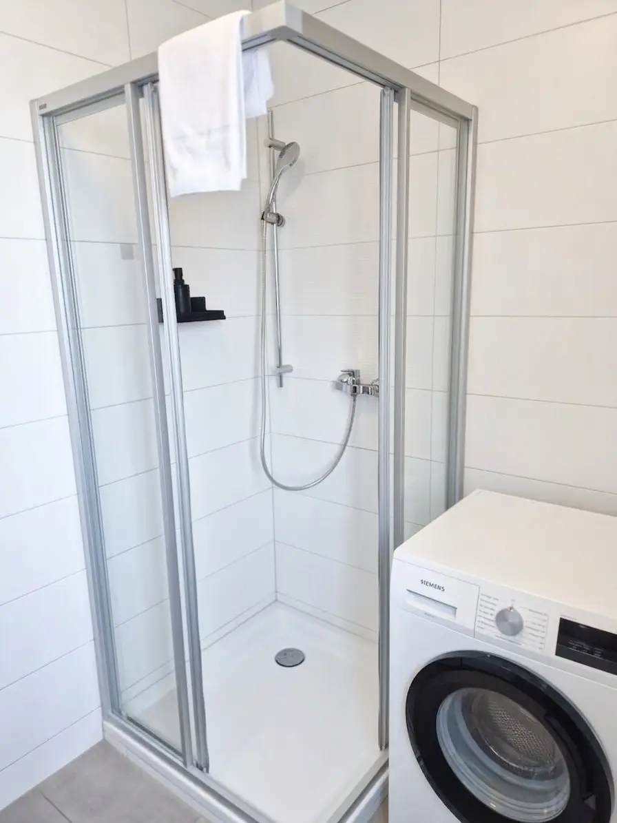Ca. 64 m² Wohnung mit ca. 107 m² Eigengarten & Klimaanlage - Perfekt als Haupt- od. Zweitwohnsitz - Lebensqualität zwischen See und Reben