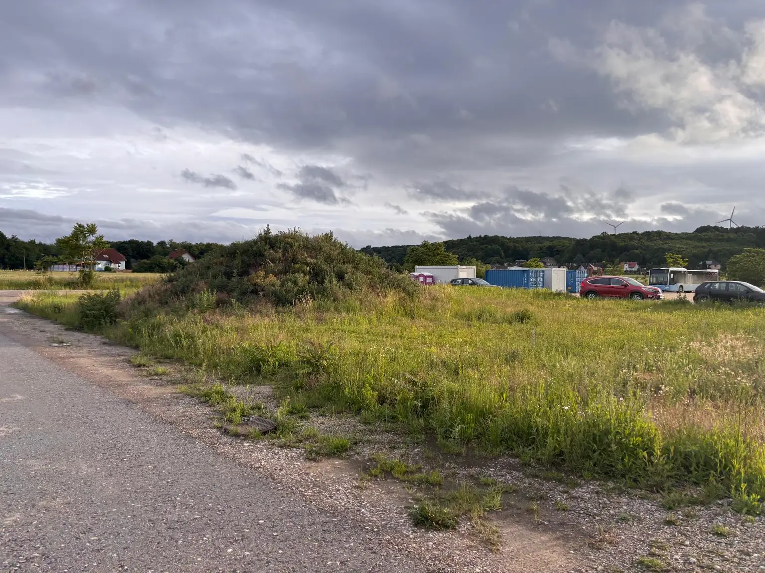 Grünfläche nahe der Autobahn - Möglichkeit für Lagerhalle, Lagerplatz, Werkstadt, etc. - nahe der Autobahn