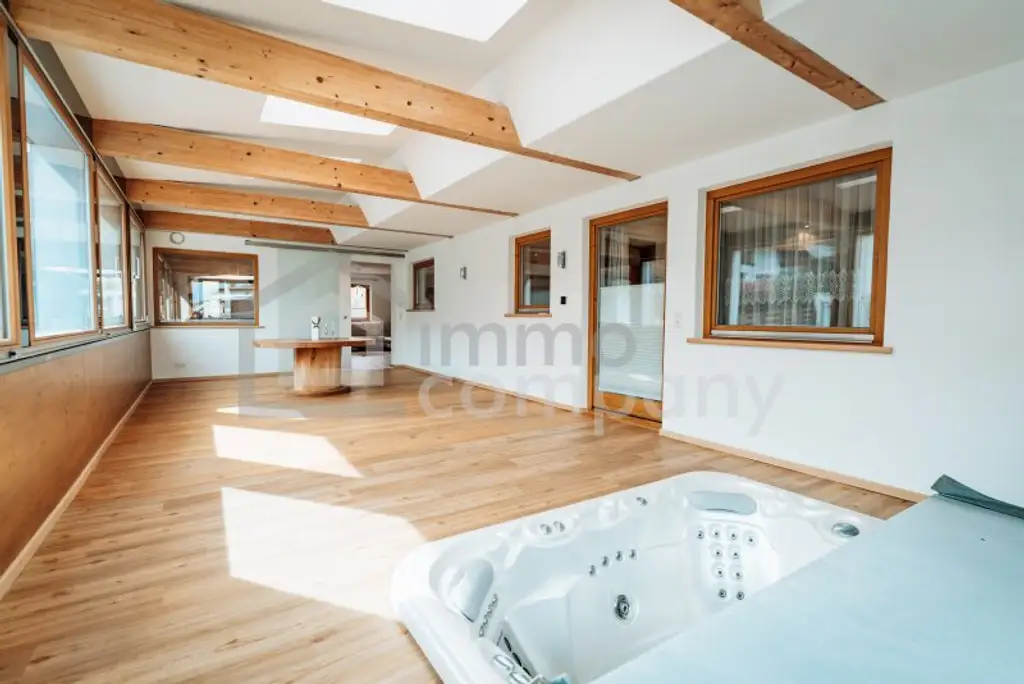 WOHNEN AM SEE - Absolute Rarität in unmittelbarer Seenähe mit Bergblick - 5 Zimmer Erdgeschoßwohnung mit großzügigen Räumlichkeiten