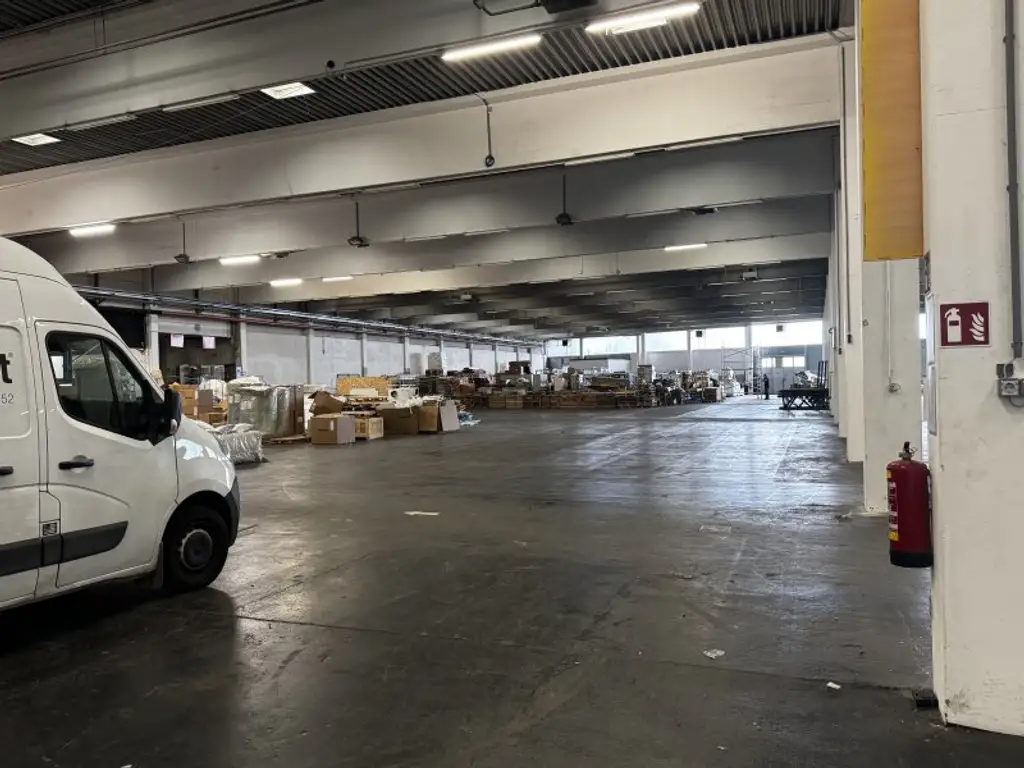 Moderne Halle mit 7 m Höhe und LKW-Zufahrt – ca. 4.445 m² im 21. Bezirk. Flexibel Nutzbar